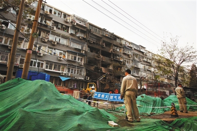 救援人員在現(xiàn)場排查。