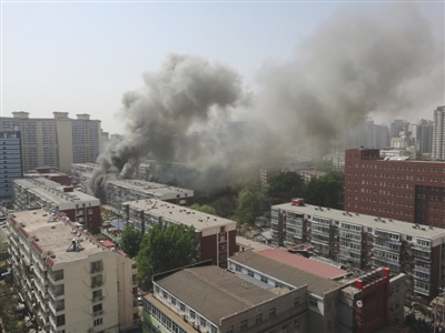 昨日，北京海淀區(qū)紅聯(lián)南村小區(qū)施工工地挖斷燃?xì)夤艿?，造成爆炸引發(fā)居民樓火災(zāi)，致1死2傷，發(fā)生爆炸起火現(xiàn)場濃煙滾滾。CICPHOTO/總匯 攝