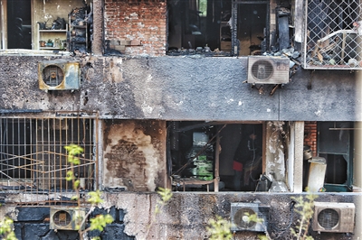 爆燃后的居民樓現(xiàn)場。