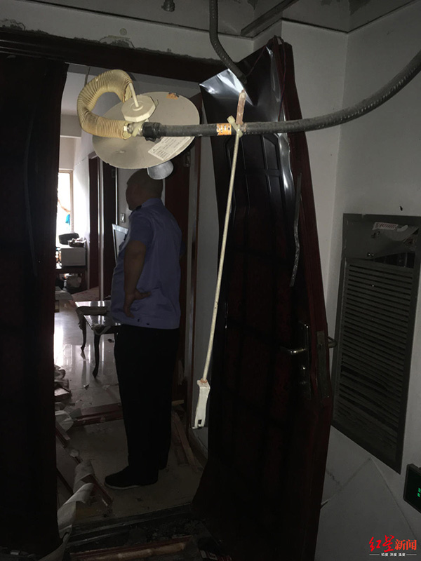 小區(qū)住戶屋內(nèi)爆炸，防盜門整體已經(jīng)彎曲