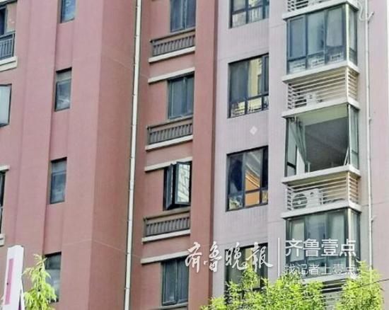 該住戶(hù)家的窗戶(hù)多處破損。 齊魯晚報(bào)·齊魯壹點(diǎn)記者 時(shí)培磊 攝