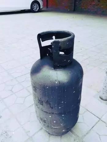 82歲老奶奶家中燃?xì)夤拗?她淡定把罐子抱到門外