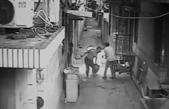 柳兆偉拖著冒火的煤氣瓶往河邊跑。視頻截圖